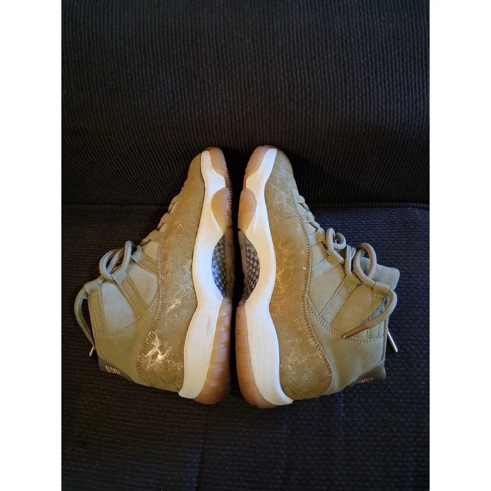 Jordan 11 Retro Olive Lux Neutral Olive Metallic Stout AR0715-200 Womens 9‎